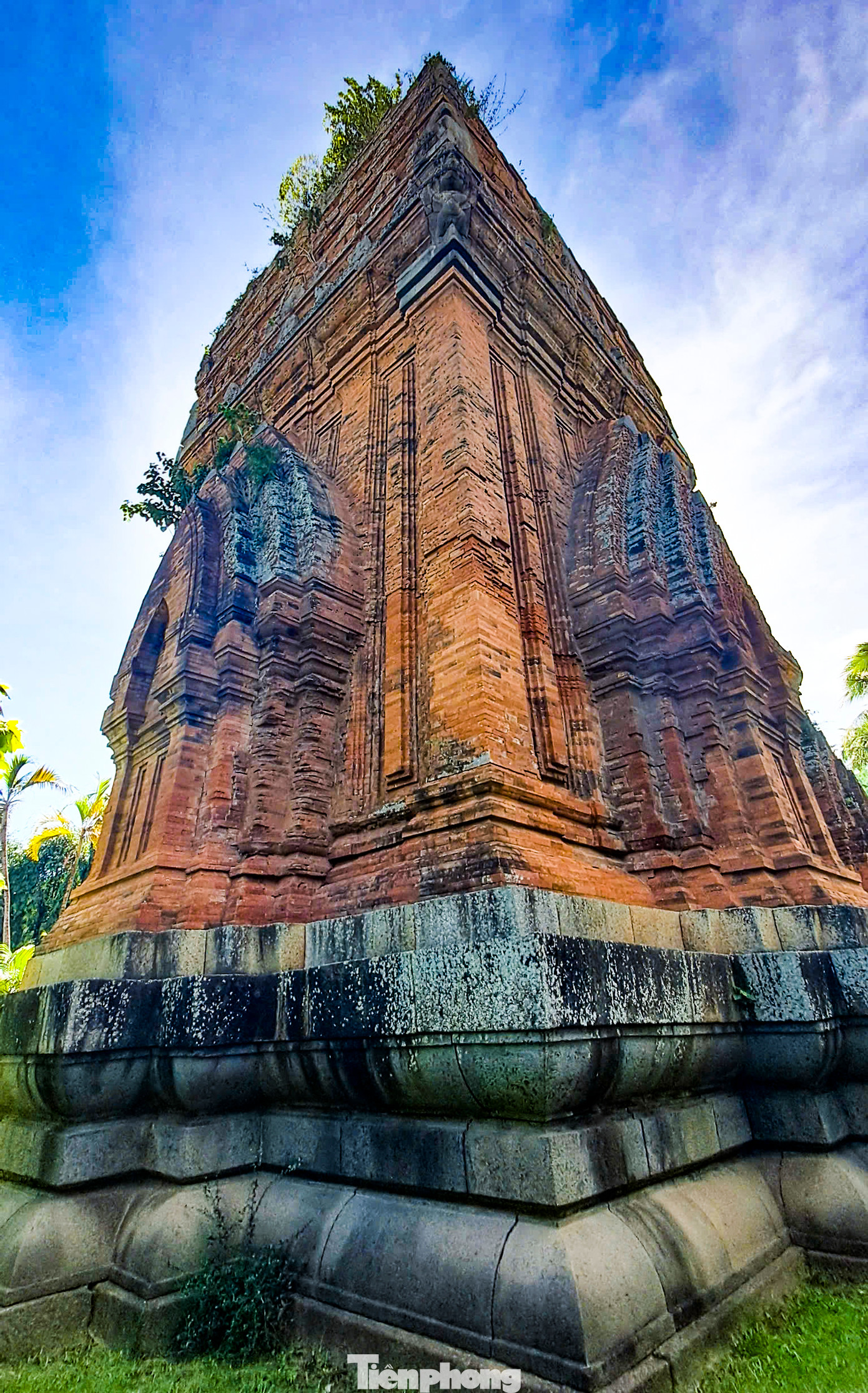 Chân tháp là khối đá (tháp lớn), gạch (tháp nhỏ) được xếp chồng một cách vững chãi; thân tháp khối vuông và đỉnh tháp mặt cong được tạo thành bởi gạch nung xếp khít chặt. Ảnh: Trương Định. Chân tháp là khối đá (tháp lớn), gạch (tháp nhỏ) được xếp chồng một cách vững chãi; thân tháp khối vuông và đỉnh tháp mặt cong được tạo thành bởi gạch nung xếp khít chặt. Ảnh: Trương Định.