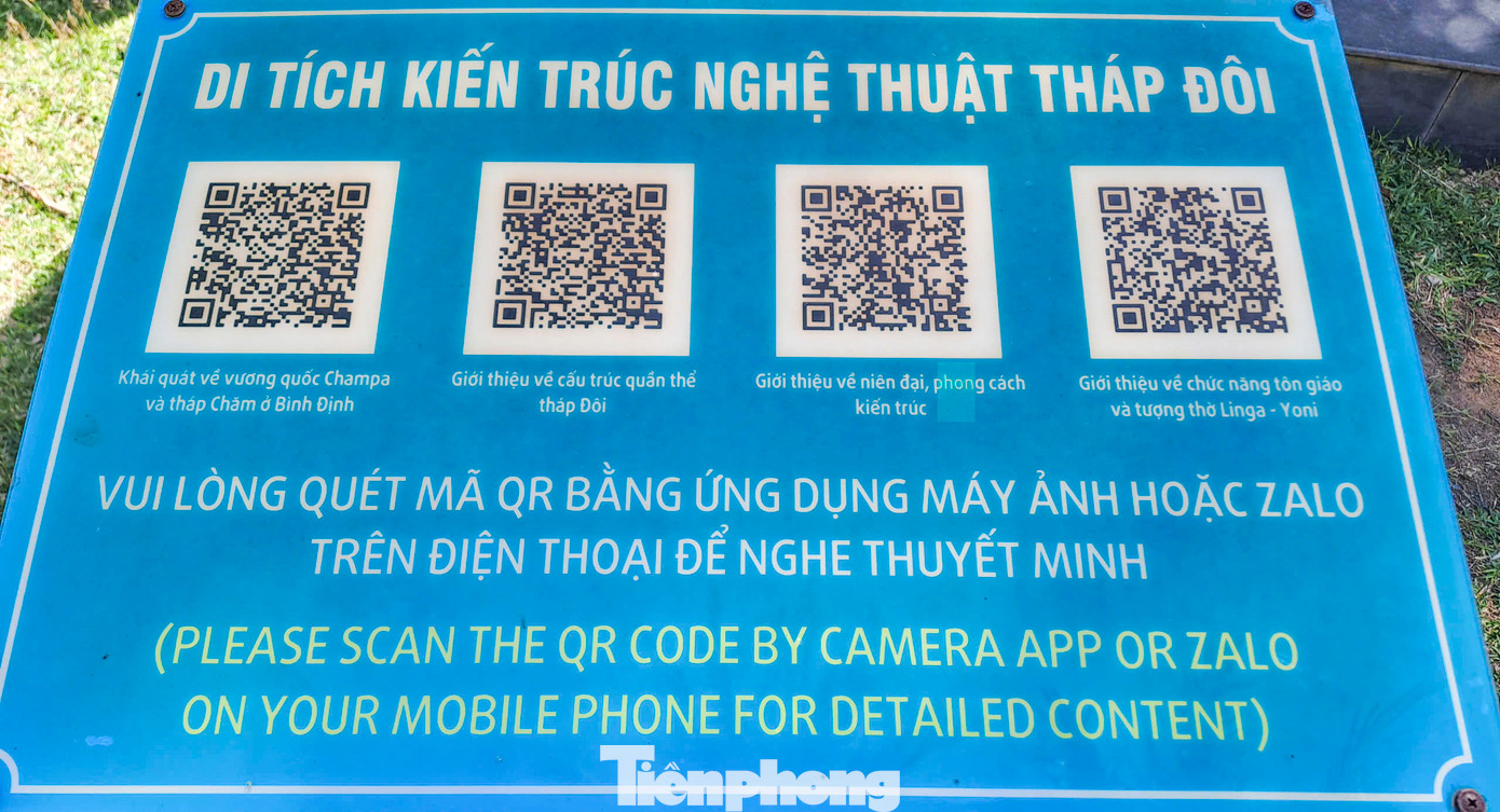Khi đến tham quan, du khách có thể quét mã QR sẽ có được những thông tin khái quát về vương quốc Chămpa và tháp Chăm ở Bình Định, cũng như những thông tin về Tháp Đôi. Ảnh: Trương Định. Khi đến tham quan, du khách có thể quét mã QR sẽ có được những thông tin khái quát về vương quốc Chămpa và tháp Chăm ở Bình Định, cũng như những thông tin về Tháp Đôi. Ảnh: Trương Định.