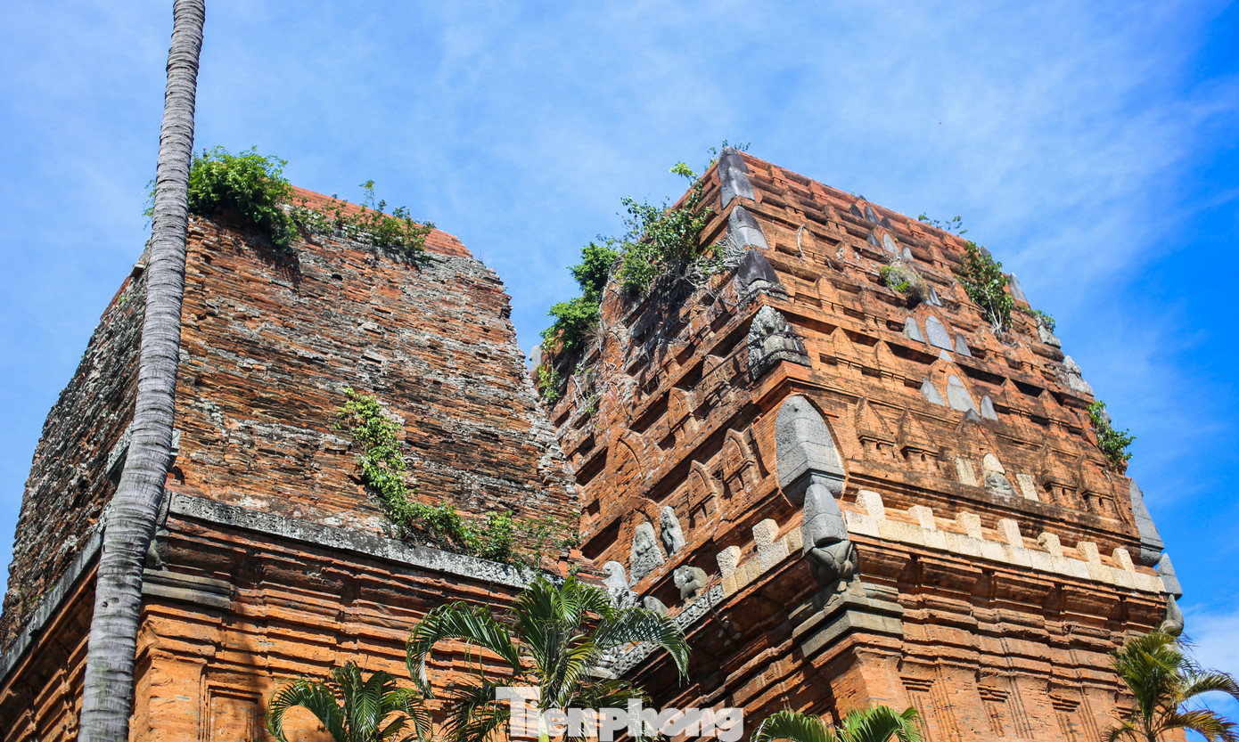 Từ bộ diềm mái trở lên, Tháp Đôi không thu nhỏ giật cấp thành 3 tầng, mà thay vào đó là cả một hệ thống nhiều tầng giả. Ảnh: Trương Định. Từ bộ diềm mái trở lên, Tháp Đôi không thu nhỏ giật cấp thành 3 tầng, mà thay vào đó là cả một hệ thống nhiều tầng giả. Ảnh: Trương Định.