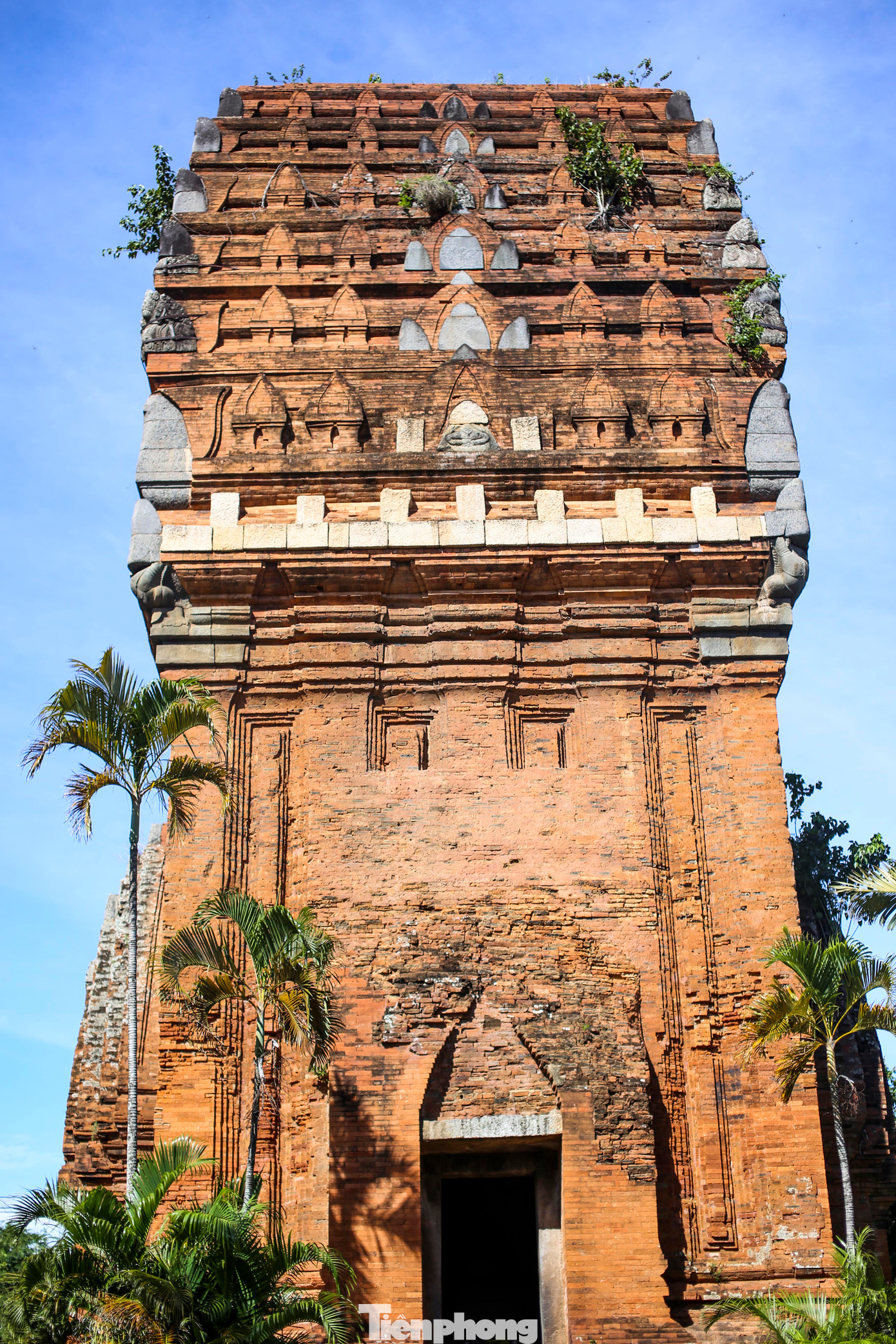 Bình Định từng là vùng đất kinh đô của vương quốc Chămpa với hệ thống di tích tháp Chăm dày đặc (hiện còn 8 cụm tháp Chăm), chứa đựng những giá trị văn hóa, lịch sử, nghệ thuật kiến trúc độc đáo. Ảnh: Trương Định. Bình Định từng là vùng đất kinh đô của vương quốc Chămpa với hệ thống di tích tháp Chăm dày đặc (hiện còn 8 cụm tháp Chăm), chứa đựng những giá trị văn hóa, lịch sử, nghệ thuật kiến trúc độc đáo. Ảnh: Trương Định.