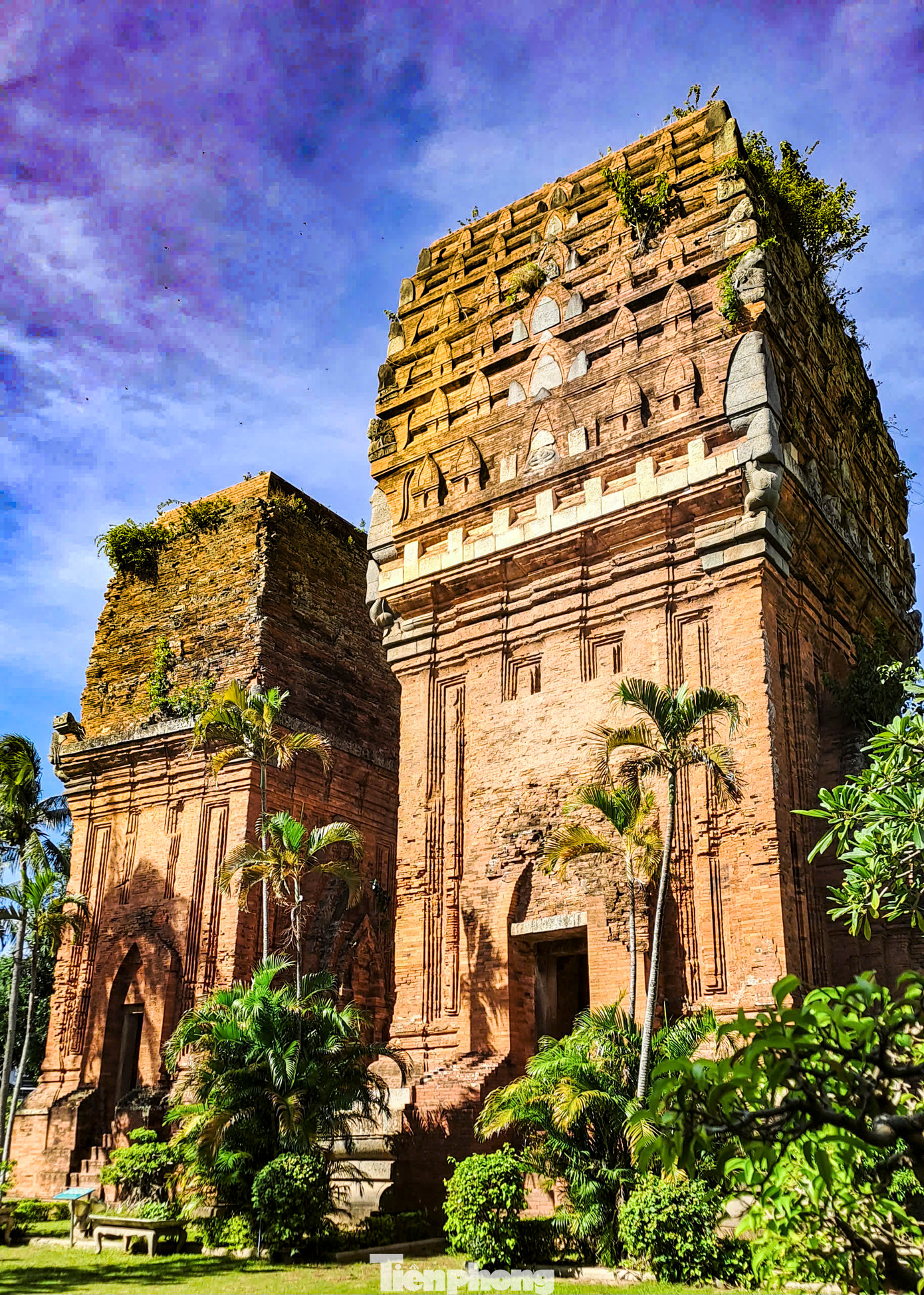 Tháp Đôi đúng như tên gọi của di tích, hiện có 2 ngôi tháp đứng song đôi. Nhìn vào, ngôi tháp phía Bắc cao hơn ngôi tháp phía Nam. Chiều cao hiện còn của tháp phía Bắc gần 22m, tháp phía Nam khoảng trên 17m. Ảnh: Trương Định. Tháp Đôi đúng như tên gọi của di tích, hiện có 2 ngôi tháp đứng song đôi. Nhìn vào, ngôi tháp phía Bắc cao hơn ngôi tháp phía Nam. Chiều cao hiện còn của tháp phía Bắc gần 22m, tháp phía Nam khoảng trên 17m. Ảnh: Trương Định.