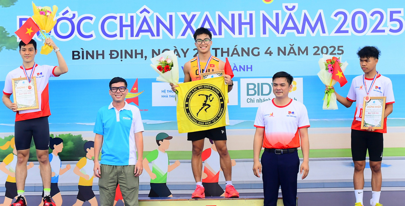 Ban Tổ chức tiến hành trao giải cho các vận động viên. Ban Tổ chức tiến hành trao giải cho các vận động viên.