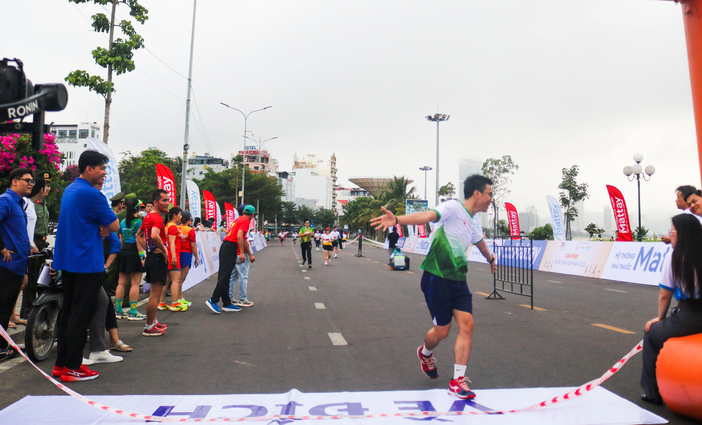 Các vận động viên phấn khởi về đích. Các vận động viên phấn khởi về đích.