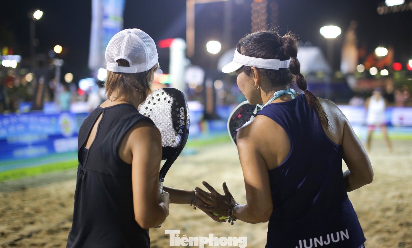 Các tay vợt trao đổi, tính toán trước khi phát bóng... Các tay vợt trao đổi, tính toán trước khi phát bóng...