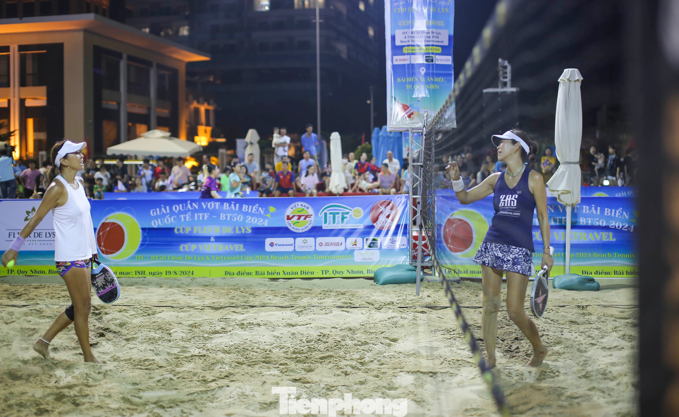 Ngay sau lễ khai mạc, các tay vợt bước vào thi đấu với 2 nội dung đôi nam và đôi nữ. Ghi nhận của PV Tiền Phong, có rất đông người hâm mộ đến tham gia cổ vũ cho các đội thi đấu. Ảnh: Trương Định Ngay sau lễ khai mạc, các tay vợt bước vào thi đấu với 2 nội dung đôi nam và đôi nữ. Ghi nhận của PV Tiền Phong, có rất đông người hâm mộ đến tham gia cổ vũ cho các đội thi đấu. Ảnh: Trương Định