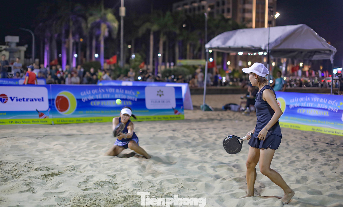Tổng thư ký Liên đoàn Quần vợt Việt Nam cho biết, quần vợt bãi biển có mặt tại châu Âu từ những năm 1970 và đã được phát triển rộng khắp trên toàn thế giới với hơn 50 quốc gia có biển. Với tính chất phổ thông, an toàn, đa dạng, dễ tiếp cận để tập luyện, thi đấu nên quần vợt bãi biển rất phù hợp với 28 địa phương có nhiều bãi biển tuyệt đẹp của Việt Nam. Ảnh: Trương Định Tổng thư ký Liên đoàn Quần vợt Việt Nam cho biết, quần vợt bãi biển có mặt tại châu Âu từ những năm 1970 và đã được phát triển rộng khắp trên toàn thế giới với hơn 50 quốc gia có biển. Với tính chất phổ thông, an toàn, đa dạng, dễ tiếp cận để tập luyện, thi đấu nên quần vợt bãi biển rất phù hợp với 28 địa phương có nhiều bãi biển tuyệt đẹp của Việt Nam. Ảnh: Trương Định