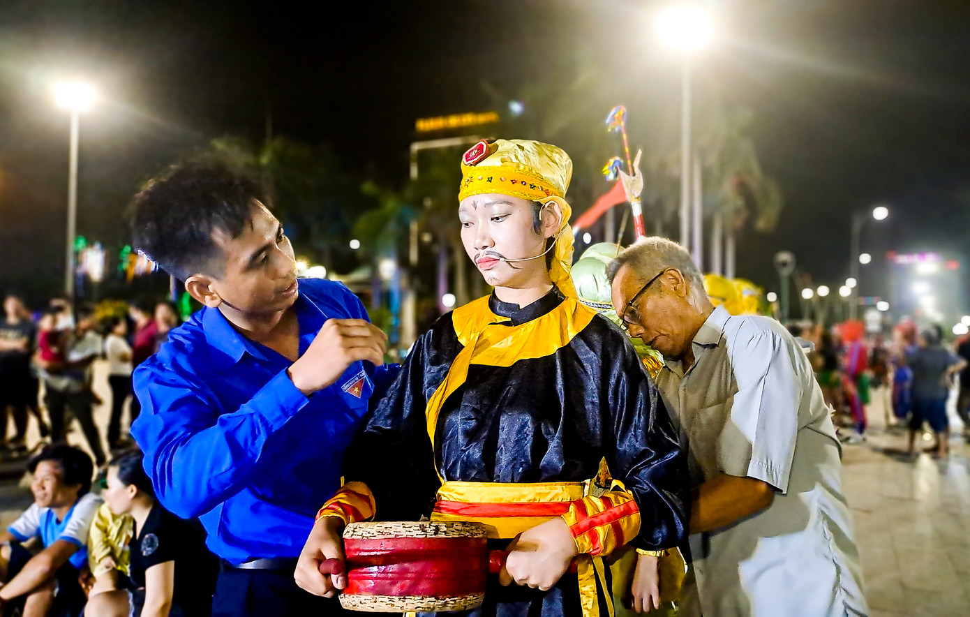 Các đội thi chuẩn bị cho các phần trình diễn. Ảnh: Trương Định