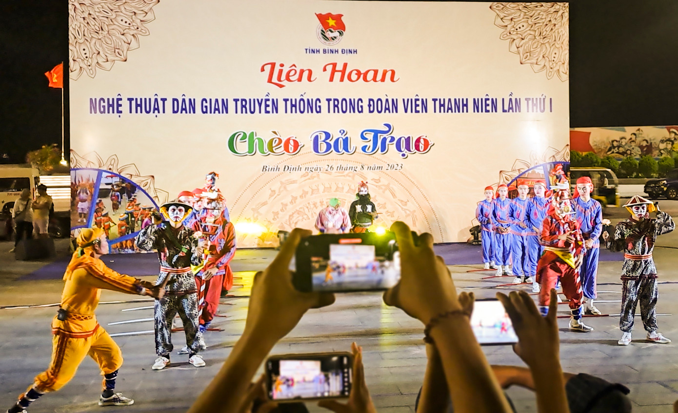 Chương trình thu hút đông đảo người dân đến xem. Ảnh: Trương Định