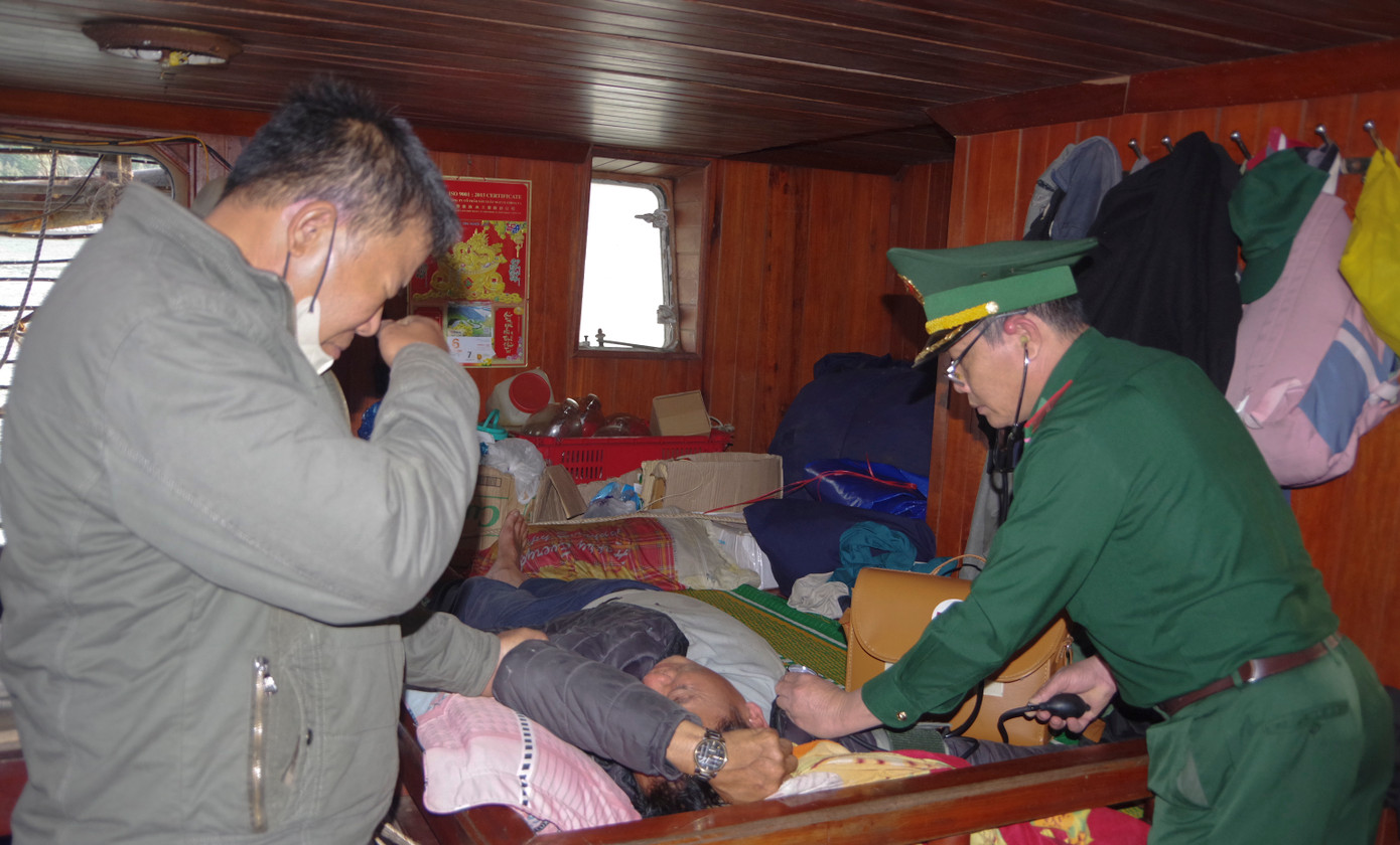 Quân y BĐBP tỉnh Bình Định tiến hành khám sức khỏe cho các thuyền viên. Ảnh: Công Cường Quân y BĐBP tỉnh Bình Định tiến hành khám sức khỏe cho các thuyền viên. Ảnh: Công Cường