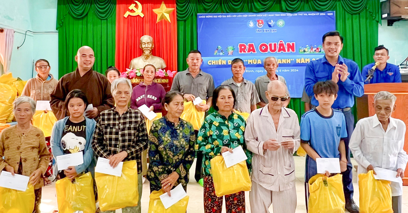 Ra quân chiến dịch "Mùa hè xanh" năm 2024 và tặng quà cho người dân xã Nhơn Châu. Ra quân chiến dịch "Mùa hè xanh" năm 2024 và tặng quà cho người dân xã Nhơn Châu.