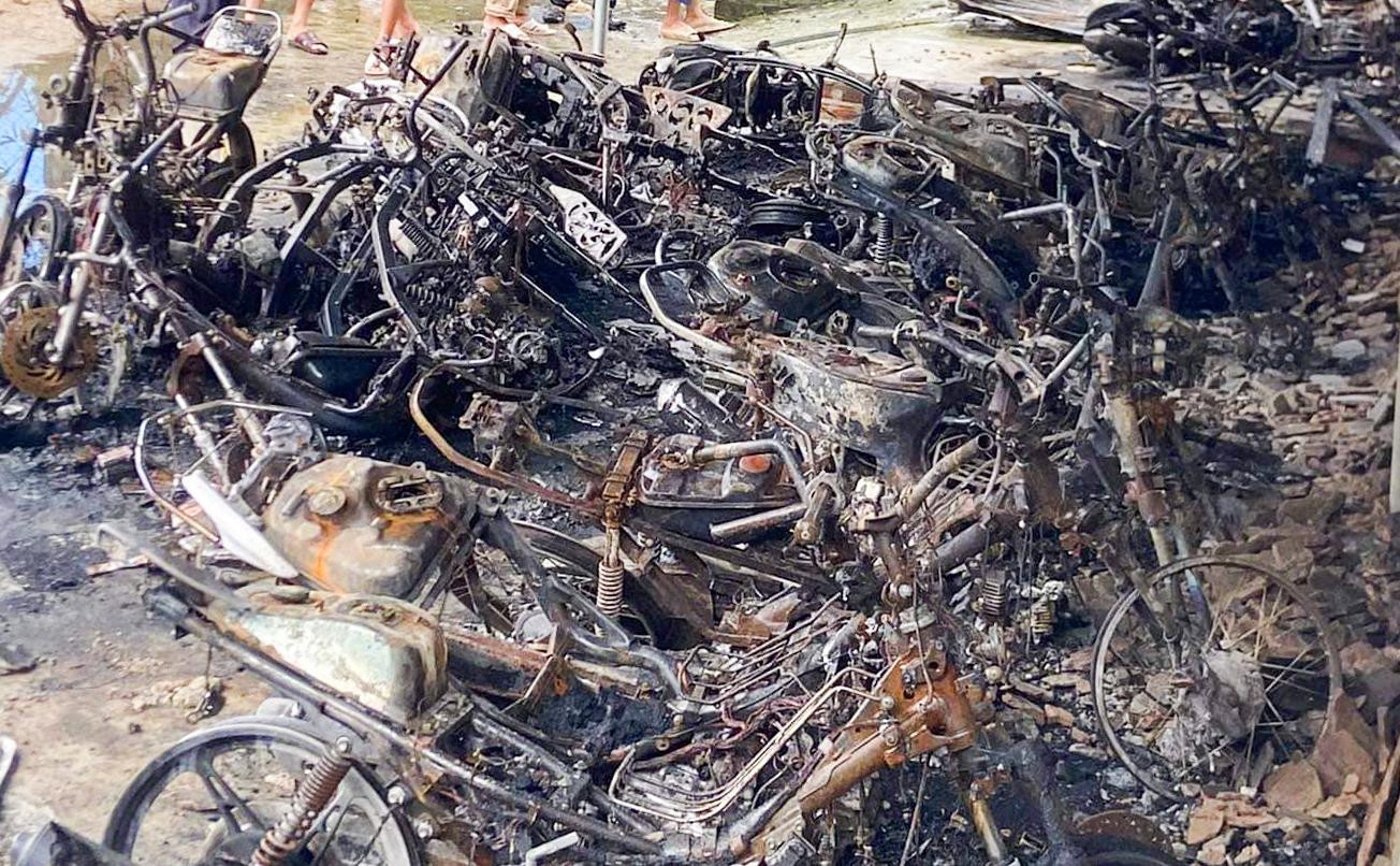 Vụ cháy đã thiêu rụi 18 chiếc xe máy, 2 chiếc xe đạp điện. Ảnh: T.L.L Vụ cháy đã thiêu rụi 18 chiếc xe máy, 2 chiếc xe đạp điện. Ảnh: T.L.L