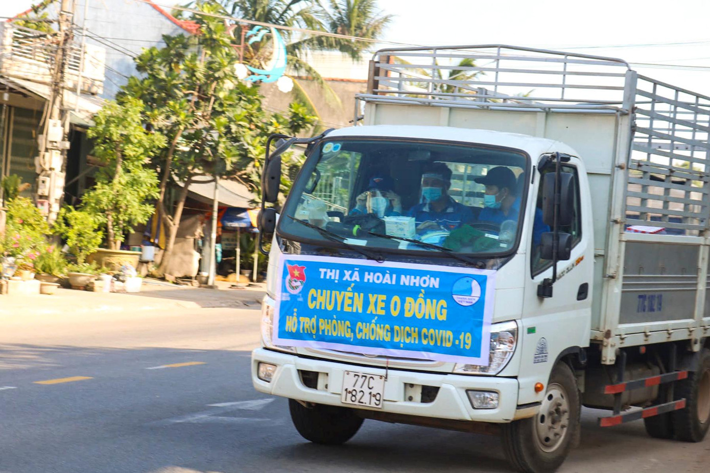 Theo chị Trang, vừa qua Thị Đoàn đã ra quân chuyến xe 0 đồng, hỗ trợ nước uống, mì tôm, sữa và các nhu yếu phẩm khác… cho những điểm trực chốt. Phía bên trong các khu vực bị giãn cách, các bạn tình nguyện cũng tích cực hỗ trợ cho người dân. Sắp tới, Thị Đoàn sẽ vận động các nguồn để hỗ trợ người dân trong các khu vực này. Theo chị Trang, vừa qua Thị Đoàn đã ra quân chuyến xe 0 đồng, hỗ trợ nước uống, mì tôm, sữa và các nhu yếu phẩm khác… cho những điểm trực chốt. Phía bên trong các khu vực bị giãn cách, các bạn tình nguyện cũng tích cực hỗ trợ cho người dân. Sắp tới, Thị Đoàn sẽ vận động các nguồn để hỗ trợ người dân trong các khu vực này.