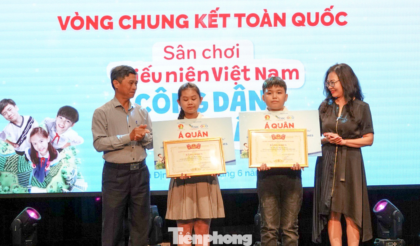 Hai thí sinh đạt giải nhì. Ảnh: Trương Định Hai thí sinh đạt giải nhì. Ảnh: Trương Định