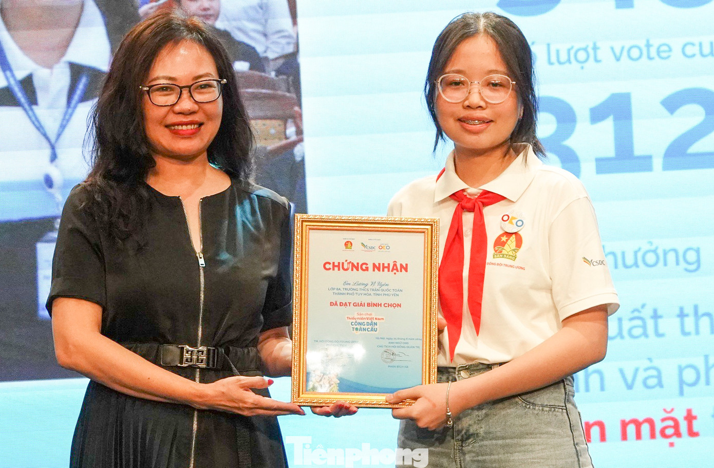 Trao giải cho thí sinh có lượng bình chọn cao nhất. Ảnh: Trương Định Trao giải cho thí sinh có lượng bình chọn cao nhất. Ảnh: Trương Định