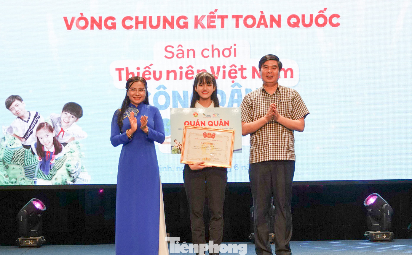 Chị Nguyễn Phạm Duy Trang và Phó Chủ tịch UBND tỉnh Bình Định Lâm Hải Giang trao giải cho thí sinh Nguyễn Trà My. Ảnh: Trương Định Chị Nguyễn Phạm Duy Trang và Phó Chủ tịch UBND tỉnh Bình Định Lâm Hải Giang trao giải cho thí sinh Nguyễn Trà My. Ảnh: Trương Định