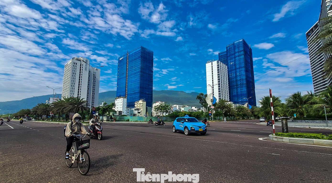 Trước đó, năm 2017 cũng khu đất này, UBND tỉnh Bình Định chấp thuận chủ trương đầu tư dự án khu phức hợp khách sạn, thương mại và căn hộ cao cấp, có tổng vốn đầu tư hơn 2.900 tỷ đồng. Tuy nhiên, tháng 7/2018, tỉnh đã ra quyết định thu hồi chủ trương đầu tư dự án này với lý do chủ đầu tư không triển khai như đúng cam kết. (Ảnh: Trương Định).