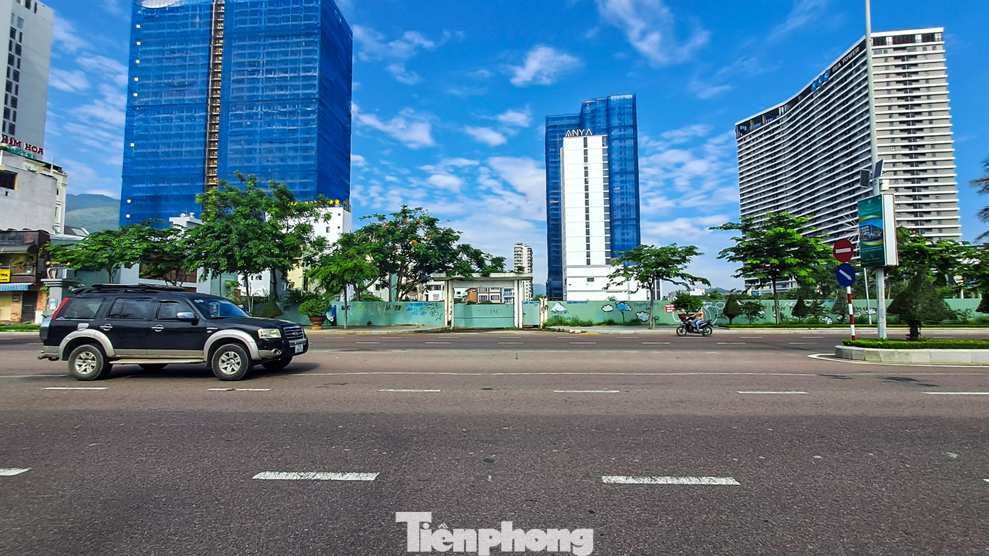 Nằm ngay ngã 3 trên hai mặt tiền đường của TP. Quy Nhơn là An Dương Vương, Nguyễn Trung Tín và gần biển, khu đất K200 được xem là 'đất vàng'. Khu đất này đã được UBND tỉnh Bình Định chấp thuận chủ trương đầu tư Dự án xây dựng khu khách sạn tiêu chuẩn 5 sao, Văn phòng cho thuê và Trung tâm Thương mại - Dịch vụ. (Ảnh: Trương Định).