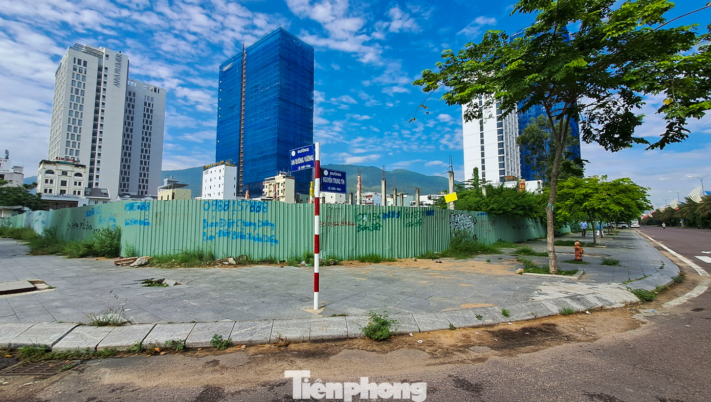 Theo quy hoạch, đất xây dựng công trình là 5.860 m2; đất cây xanh, sân bãi, đường nội bộ là 4.915 m2. Số tầng nổi công trình 40 - 45 tầng (1 khối đế và 1 khối tháp). Số tầng hầm được xác định tối đa là 3 tầng, được dùng để đỗ xe phục vụ nhu cầu của khách sạn hoặc kinh doanh thương mại. Dự án có mật độ xây dựng 45 - 55% (bao gồm cả công trình phụ nhà bảo vệ, trạm hạ thế...) với kinh phí sơ bộ khoảng 2.500 tỷ đồng. (Ảnh: Trương Định).