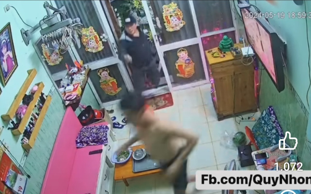 Người đàn ông áo đen cầm dao xông vào nhà chém người. Ảnh cắt từ clip Người đàn ông áo đen cầm dao xông vào nhà chém người. Ảnh cắt từ clip