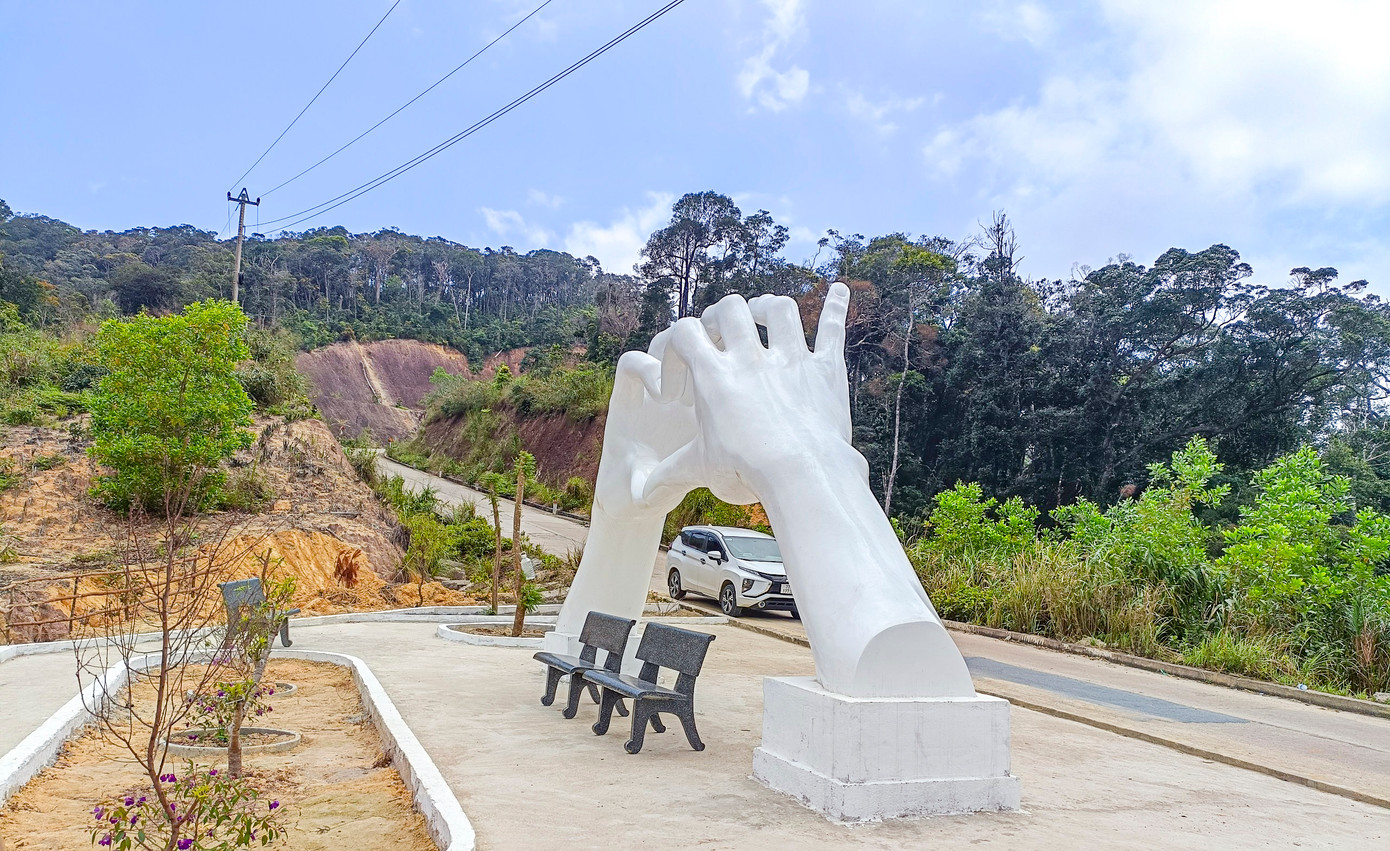 Công trình được xây dựng sát đường giao thông, và phía trên là hệ thống điện lưới.