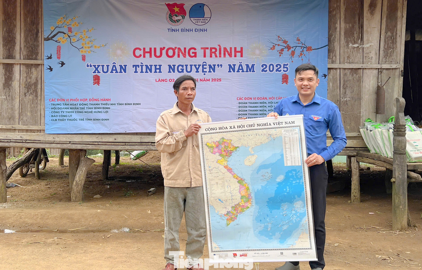 Anh Phạm Hồng Hiệp - Phó Bí thư Tỉnh Đoàn, Chủ tịch Hội LHTN Việt Nam tỉnh Bình Định trao tặng bản đồ Việt Nam. Anh Phạm Hồng Hiệp - Phó Bí thư Tỉnh Đoàn, Chủ tịch Hội LHTN Việt Nam tỉnh Bình Định trao tặng bản đồ Việt Nam.
