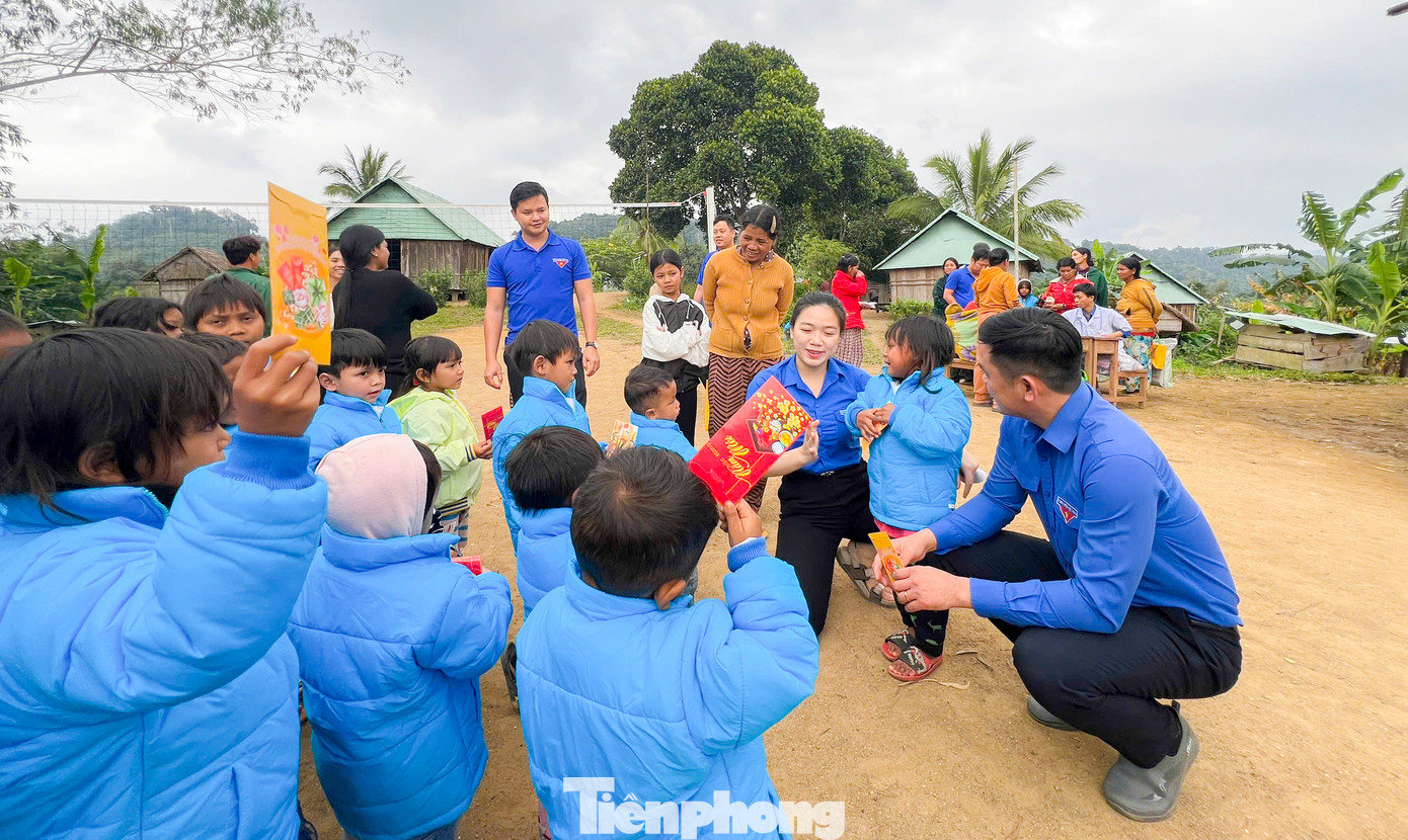 Hoạt động nhằm động viên, chia sẻ với người dân nhân dịp Tết đến Xuân về. Hoạt động nhằm động viên, chia sẻ với người dân nhân dịp Tết đến Xuân về.