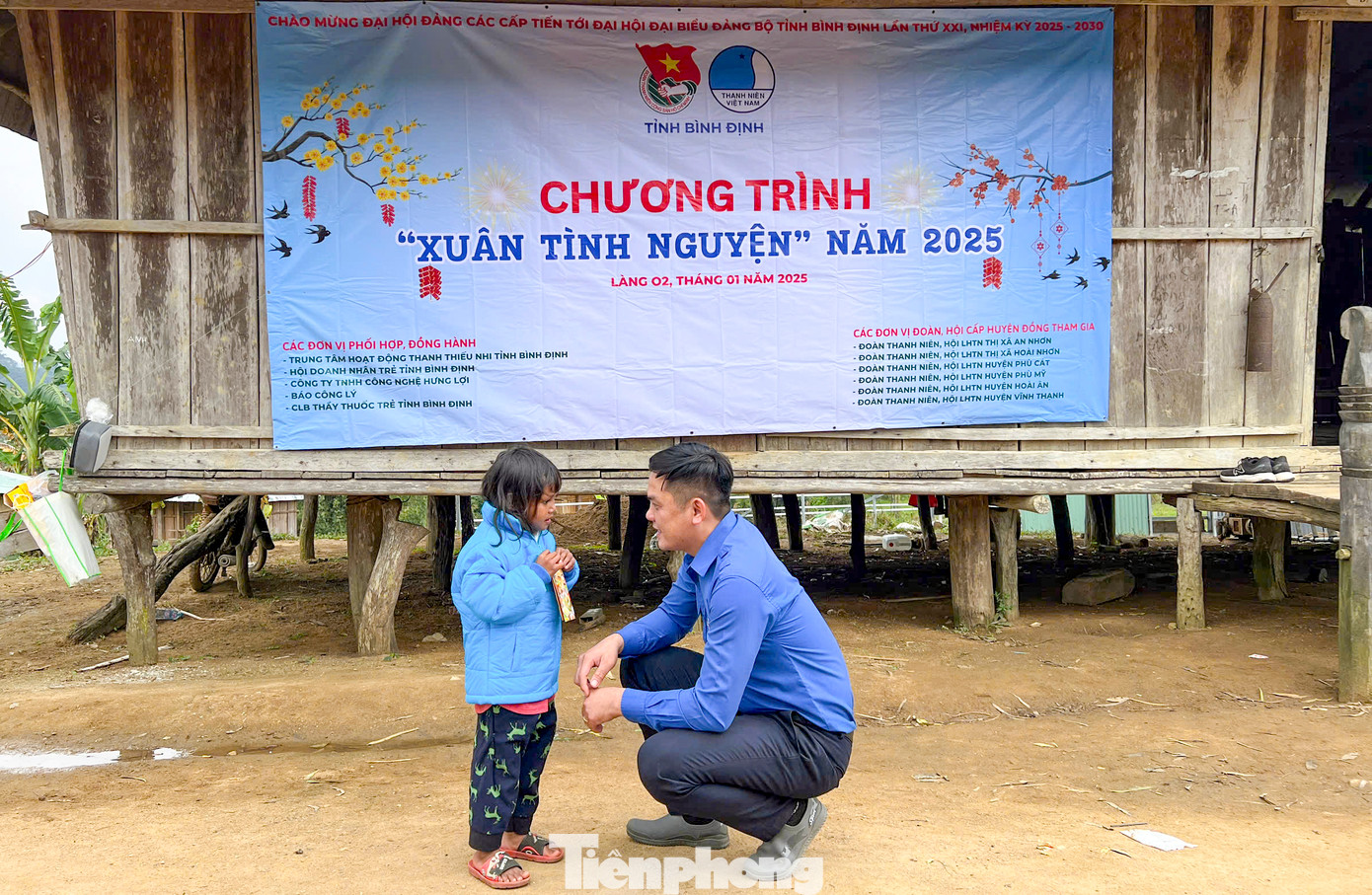 Tặng áo ấm cho các em thiếu nhi. Tặng áo ấm cho các em thiếu nhi.