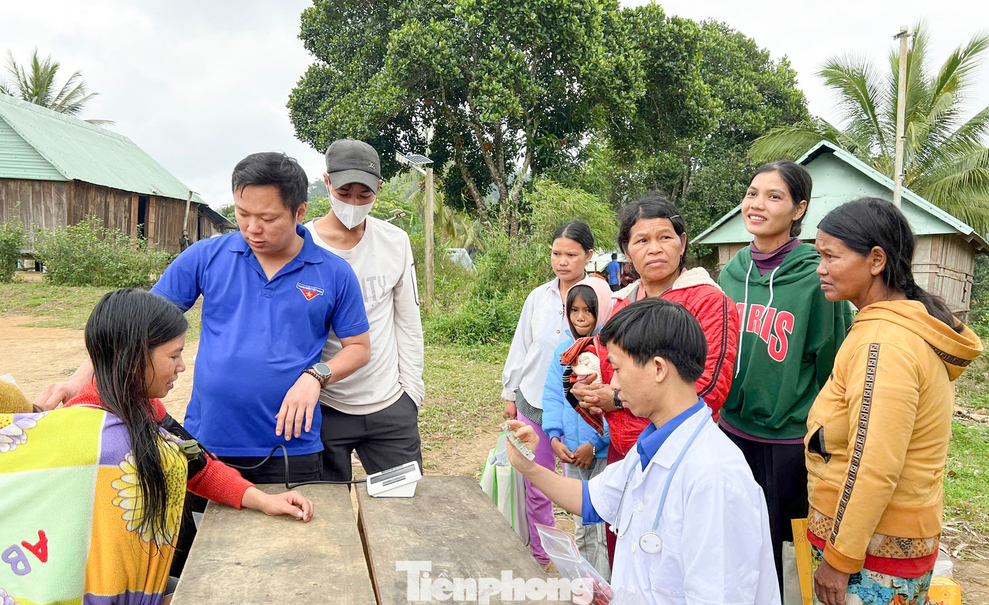 Khám bệnh, phát thuốc cho người dân. Khám bệnh, phát thuốc cho người dân.