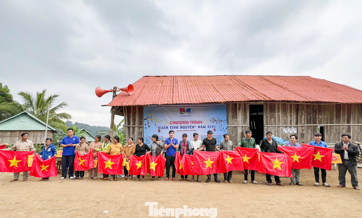 Trao tặng cờ Tổ quốc. Trao tặng cờ Tổ quốc.