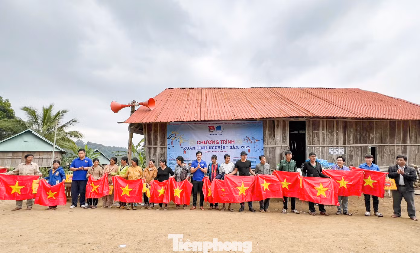 Trao tặng cờ Tổ quốc. Trao tặng cờ Tổ quốc.