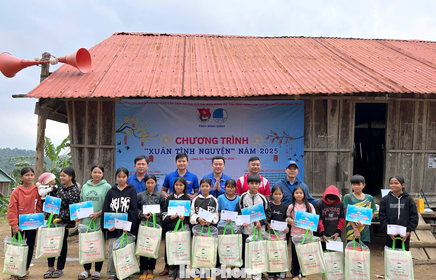 Tặng quà người dân. Tặng quà người dân.