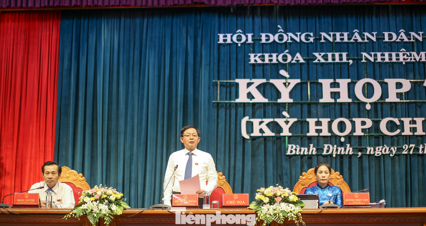 Chủ tọa chủ trì cuộc họp. (Ảnh: Trương Định)