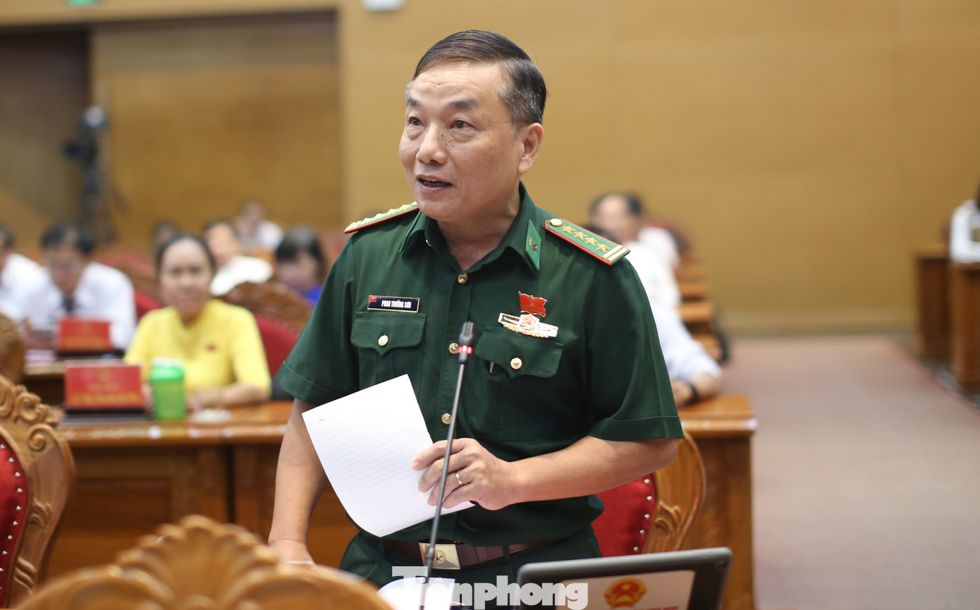 Đại biểu Phan Trường Sơn nêu thực trạng. (Ảnh: Trương Định)