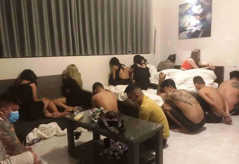 Các dân chơi bị bắt quả tang tại phòng nghỉ của resort