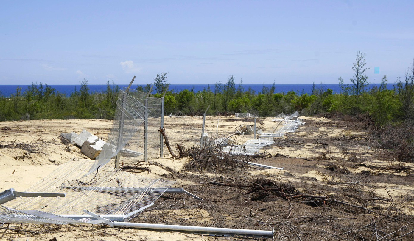 Hàng rào ngăn cách dự án bị phá đổ.