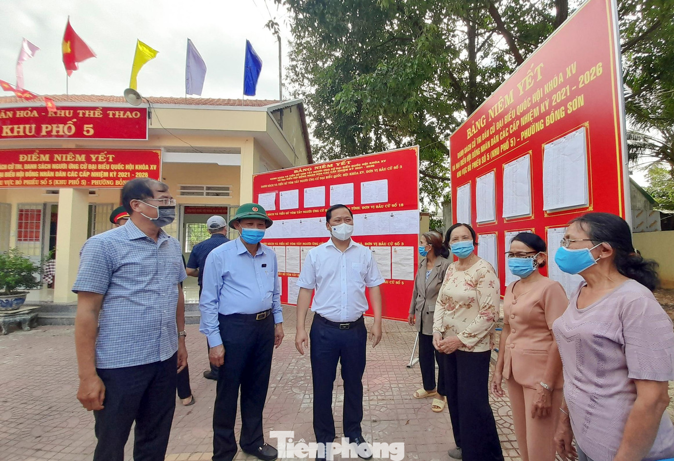 Chủ tịch UBND tỉnh Bình Định Nguyễn Phi Long (ở giữa), kiểm tra điểm bầu cử tại TX Hoài Nhơn. Ảnh: Trương Định