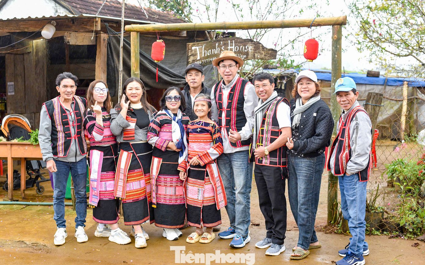 Du khách đến tham quan, check-in vườn.