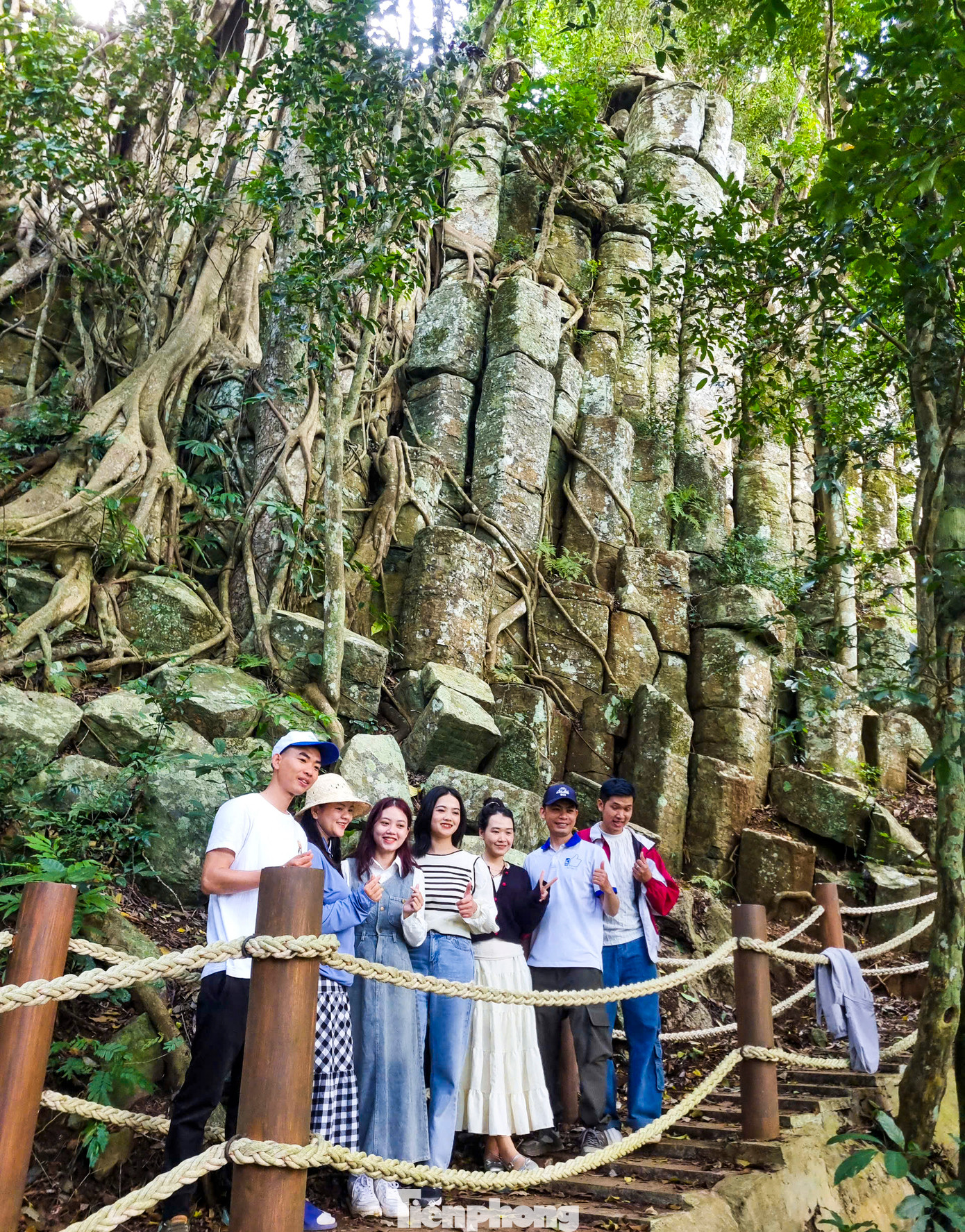 Nơi đây cũng có nhiều thắng cảnh đẹp, hùng vĩ còn nguyên sơ, chứa đựng những điều kỳ bí như thành Tà Kơn, thác Hang Dơi, thác Sơn Lang... Trong ảnh - du khách tham quan check-in tại thành Tà Kơn.