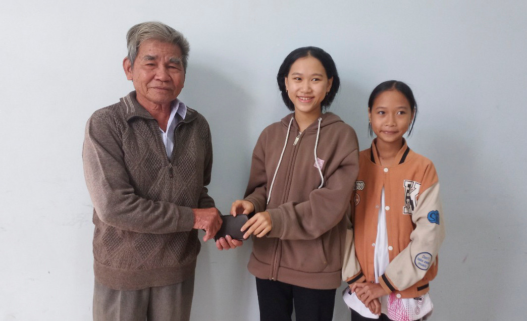 Ông Hàm vui mừng khi nhận lại được tài sản. Ảnh: Công an cung cấp Ông Hàm vui mừng khi nhận lại được tài sản. Ảnh: Công an cung cấp