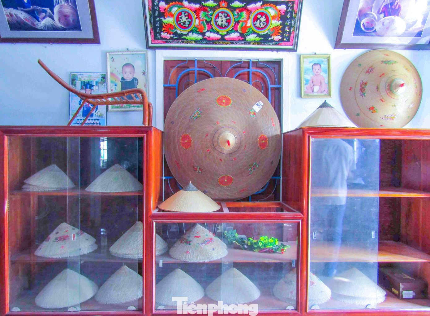 Nón ngựa Phú Gia được xem là “kiệt tác” của nón lá, là một sản phẩm có giá trị mỹ thuật cao. Ảnh: Tuệ An Nón ngựa Phú Gia được xem là “kiệt tác” của nón lá, là một sản phẩm có giá trị mỹ thuật cao. Ảnh: Tuệ An