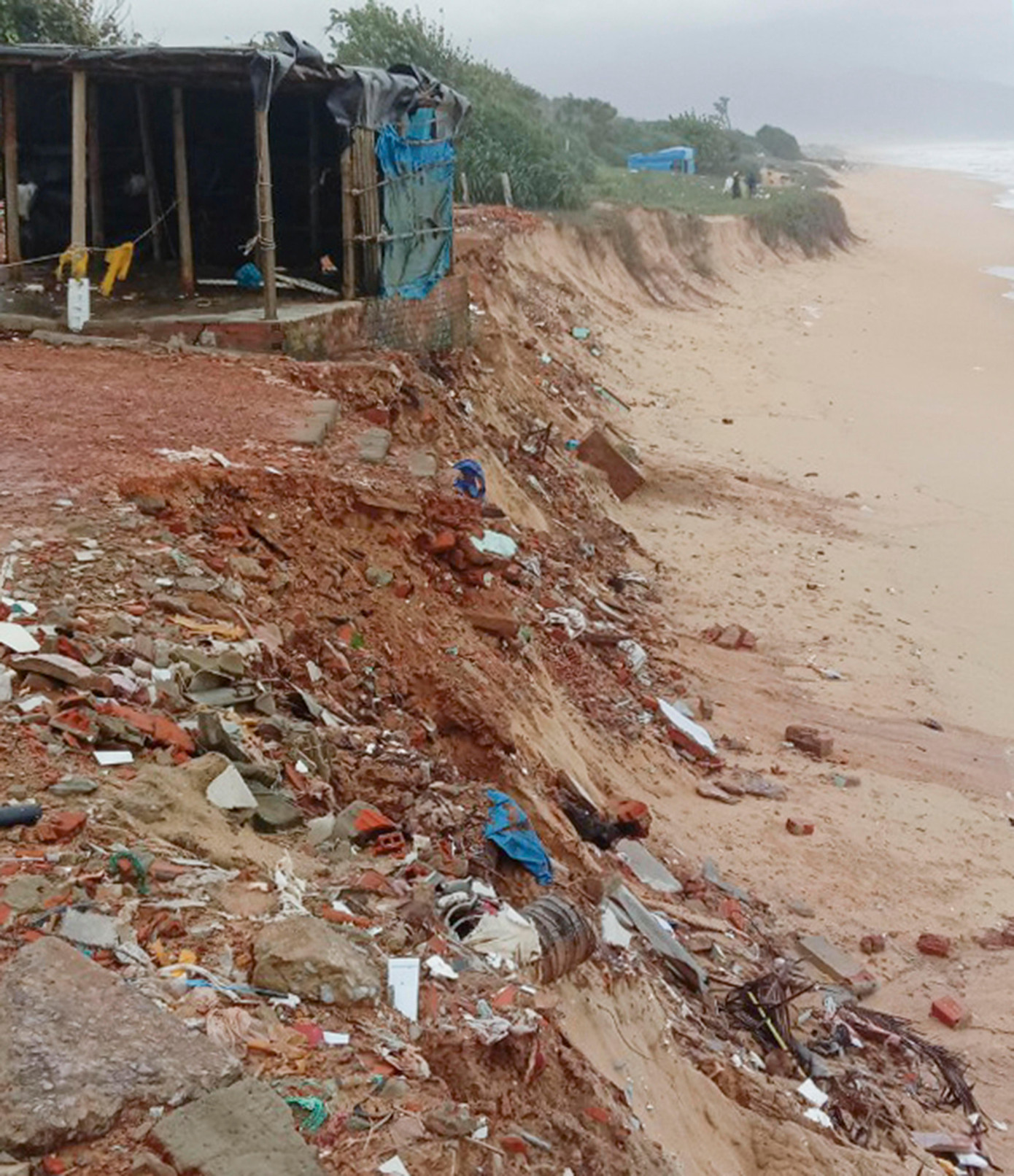 Hiện có khoảng 32 hộ nằm trong vùng phải di dời nếu có sóng to, gió lớn. Hiện có khoảng 32 hộ nằm trong vùng phải di dời nếu có sóng to, gió lớn.