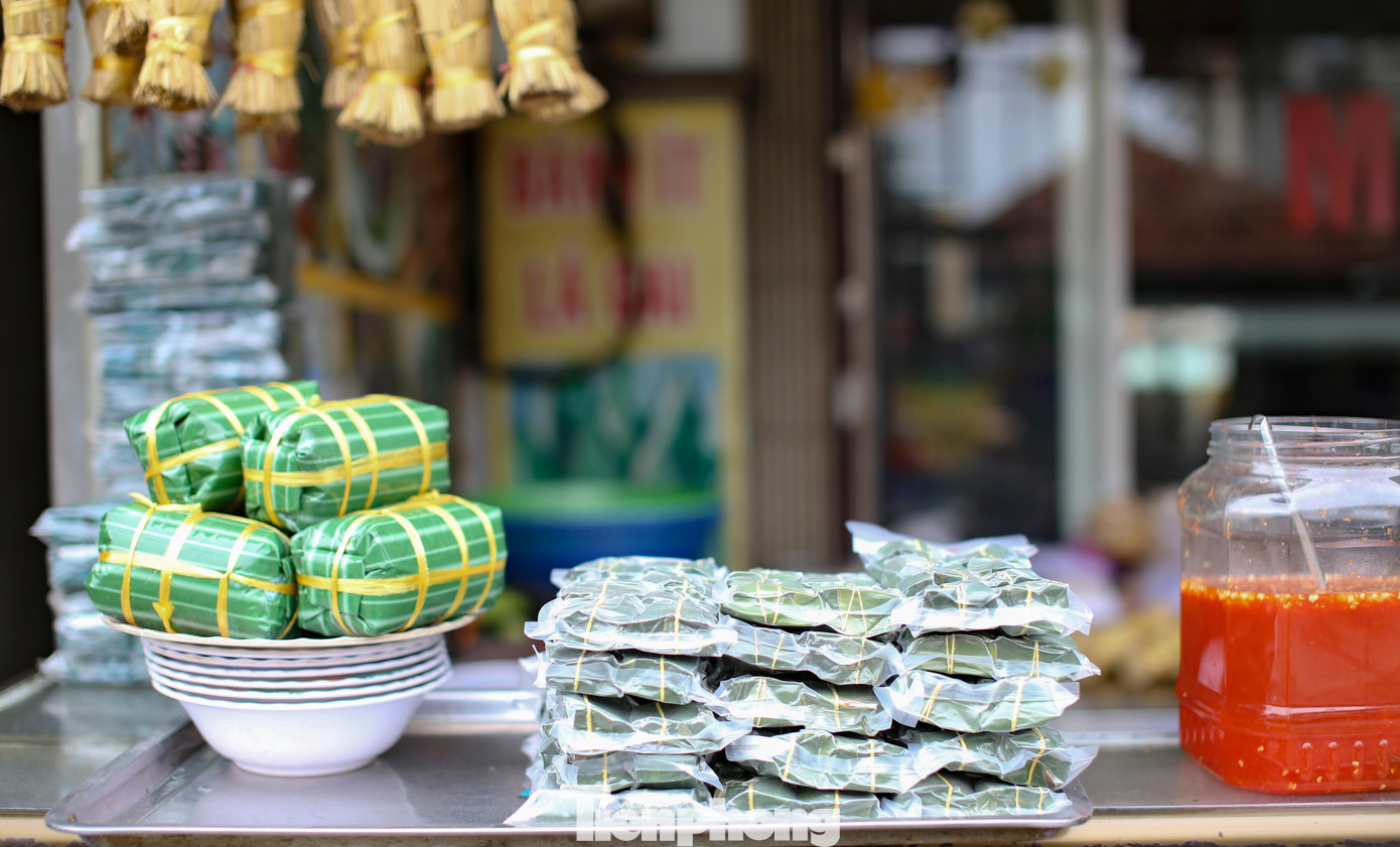 Năm 2023, Hiệp hội Văn hóa ẩm thực Việt Nam (VCCA) đã công bố, trao chứng nhận cho 4 món ẩm thực vùng đất võ Bình Định được vinh danh trong hành trình tìm kiếm giá trị văn hóa ẩm thực tiêu biểu Việt Nam, gồm bánh ít lá gai, nem Chợ Huyện, chả ram tôm đất và rượu Bàu Đá. Ảnh: Trương Định. Năm 2023, Hiệp hội Văn hóa ẩm thực Việt Nam (VCCA) đã công bố, trao chứng nhận cho 4 món ẩm thực vùng đất võ Bình Định được vinh danh trong hành trình tìm kiếm giá trị văn hóa ẩm thực tiêu biểu Việt Nam, gồm bánh ít lá gai, nem Chợ Huyện, chả ram tôm đất và rượu Bàu Đá. Ảnh: Trương Định.