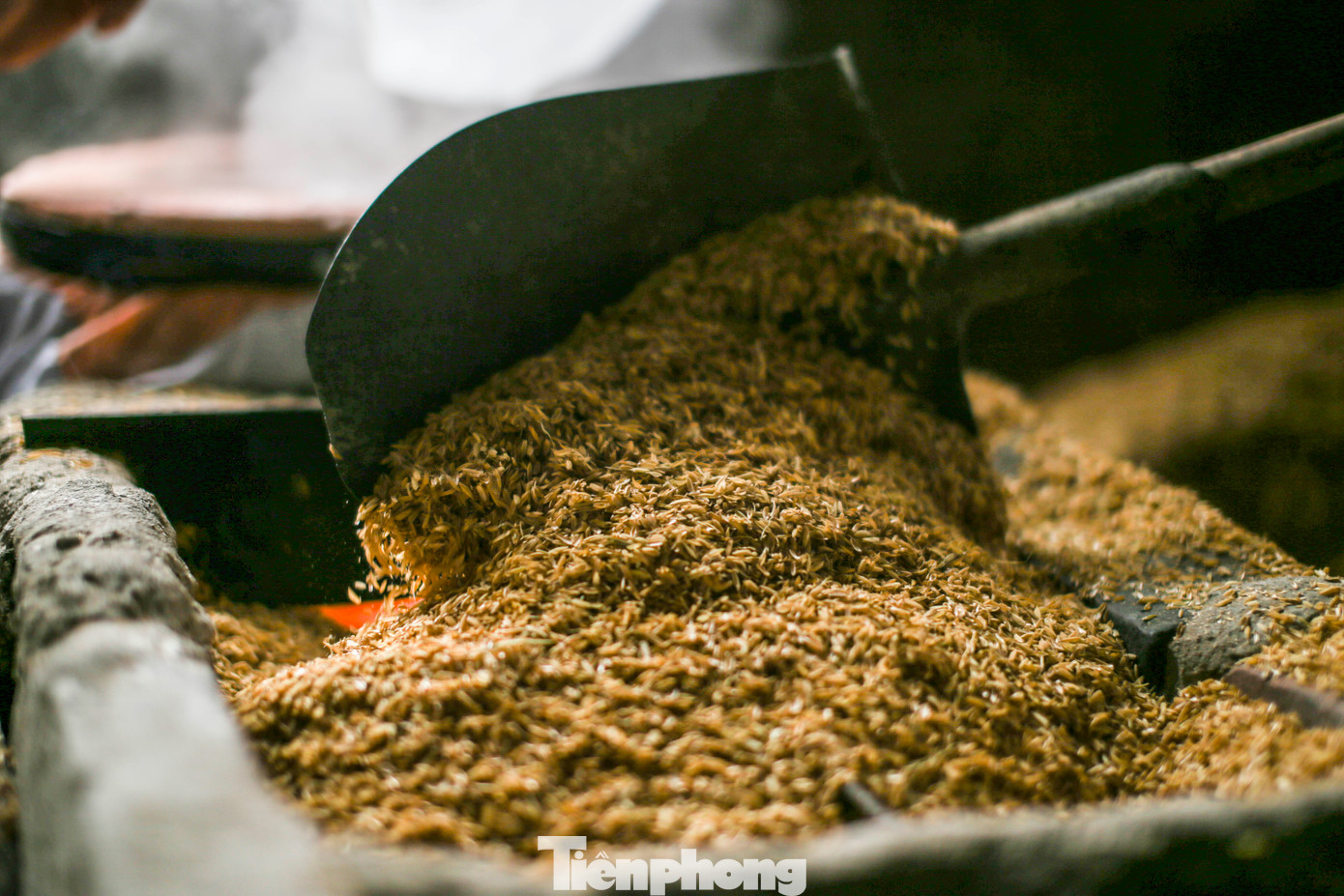 Trấu để đốt lò tráng bánh. Ảnh: Trương Định