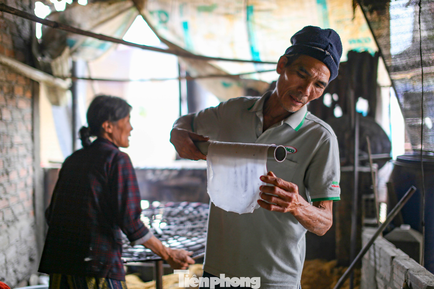 Sau đó, trải bánh lên vỉ được đan bằng tre, rồi mang đi phơi. Ảnh: Trương Định