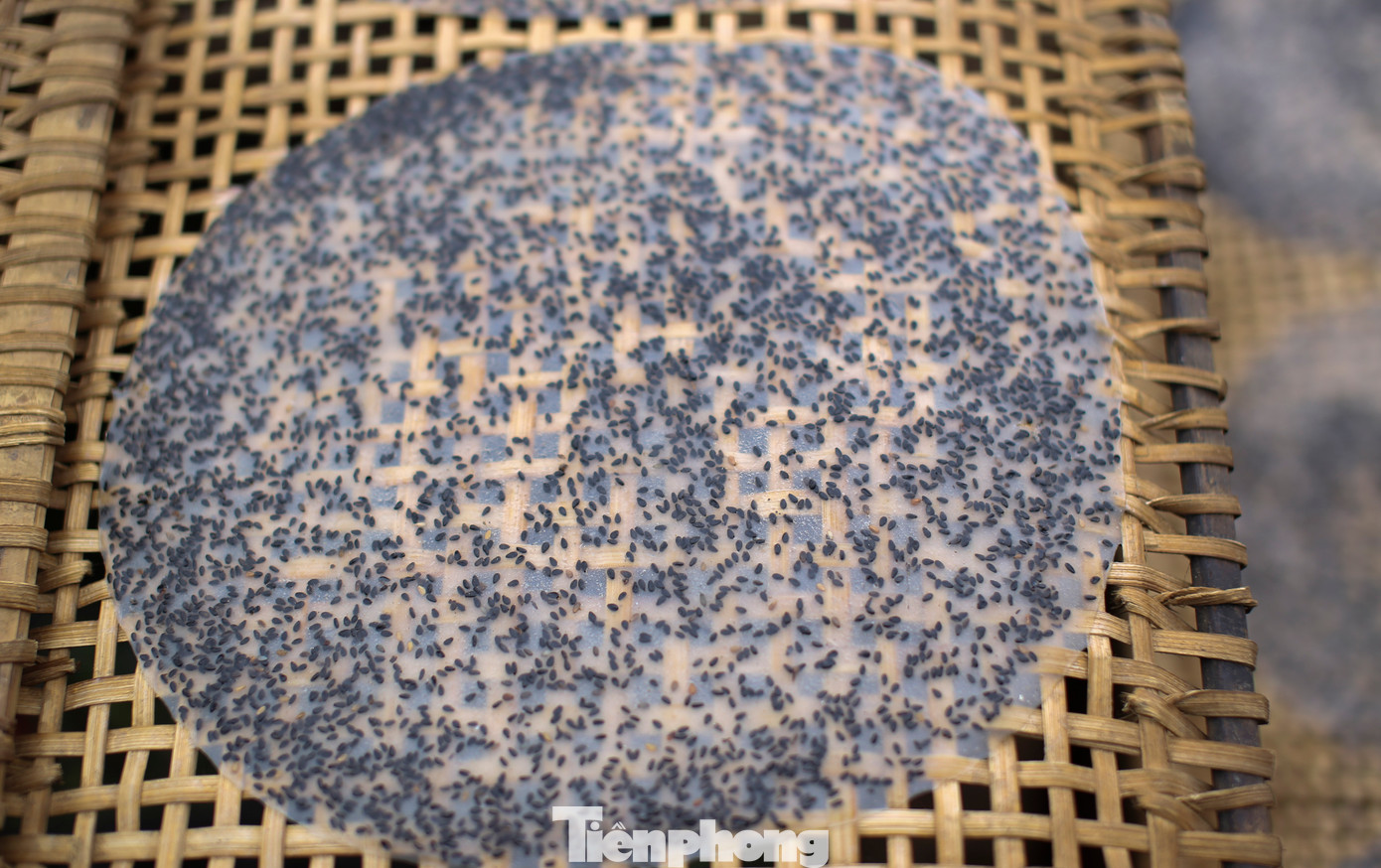 Theo người dân nơi đây, bước vào vụ Tết lượng bánh tiêu thụ rất mạnh. Bánh tráng tới đâu có bạn hàng thu mua đến đó. Bánh tráng Trường Cửu gồm nhiều loại, như bánh tráng mè để nướng, bánh tráng nhúng để cuốn,... nên giá bán cũng khác nhau. Ảnh: Trương Định