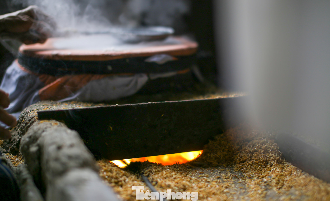 Hai hôm nay, tranh thủ dự báo không mưa, ông Nguyễn Văn Quang 64 tuổi cùng vợ là bà Hồ Thị Bảy 62 tuổi thức dậy từ tờ mờ sớm tranh thủ nhóm bếp để tráng bánh, kịp hàng bán Tết. Theo ông Quang, dịp này lượng bánh tiêu thụ tăng gấp 3 - 4 lần so với ngày thường.