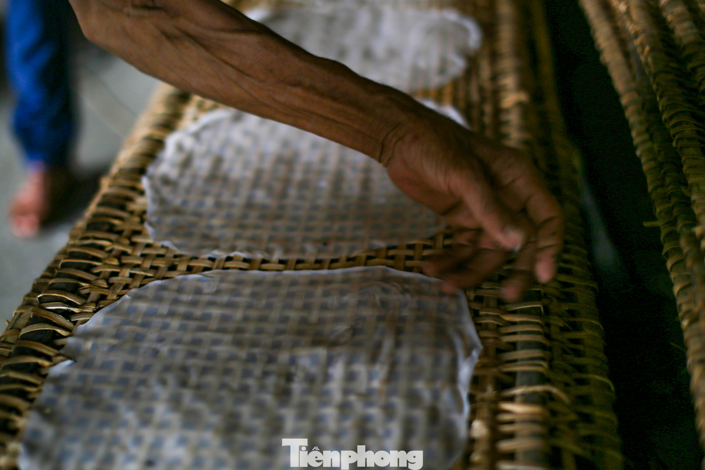 Sau đó, trải bánh lên vỉ được đan bằng tre, rồi mang đi phơi. Ảnh: Trương Định
