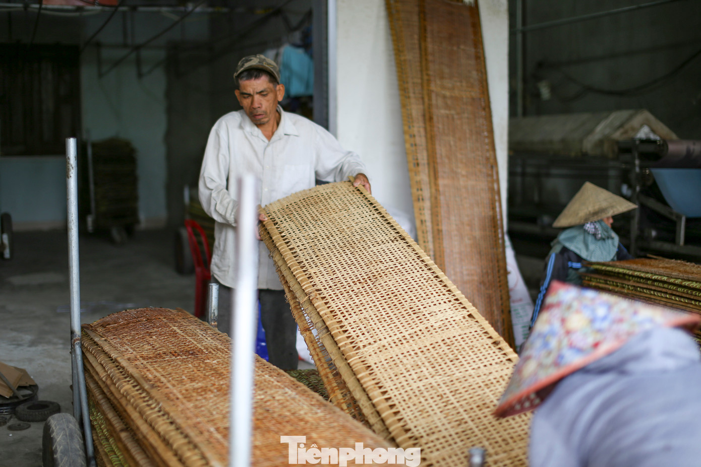 Nhiều ngày qua, thời tiết Bình Định mưa kéo dài. Làng nghề bánh tráng Trường Cửu cũng bị ngắt quãng theo đó. Ông Nguyễn Đình Tân (64 tuổi) cho biết hơn tháng nay ông chưa thể mở lò để tráng bánh. “Nghề làm quanh năm, nắng làm còn mưa thì nghỉ, nhưng bữa giờ thời tiết âm u nên cũng không dám tráng. Bánh hàng trăm hàng ngàn cái, lỡ mưa xuống sao mà bưng chạy cho kịp”, ông nói. Ảnh: Trương Định