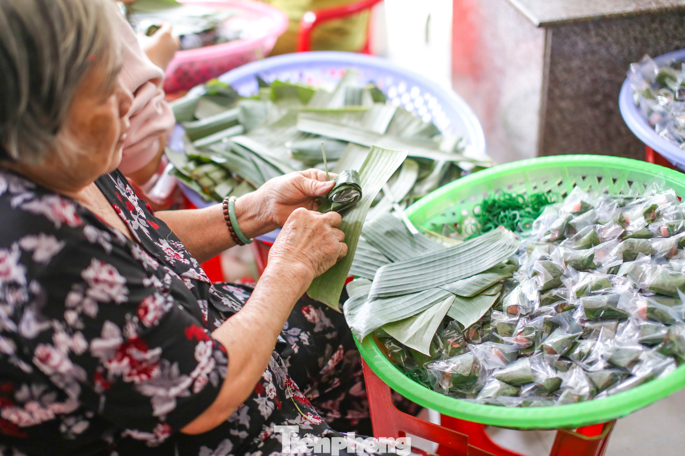 Sau đó được bọc kín bằng lá chuối. Nem gói xong được để nơi khô ráo, thông thoáng, lên men tự nhiên. Thông thường, khoảng từ 4-5 ngày thì có thể đem ra thưởng thức. Ảnh: Trương Định. Sau đó được bọc kín bằng lá chuối. Nem gói xong được để nơi khô ráo, thông thoáng, lên men tự nhiên. Thông thường, khoảng từ 4-5 ngày thì có thể đem ra thưởng thức. Ảnh: Trương Định.