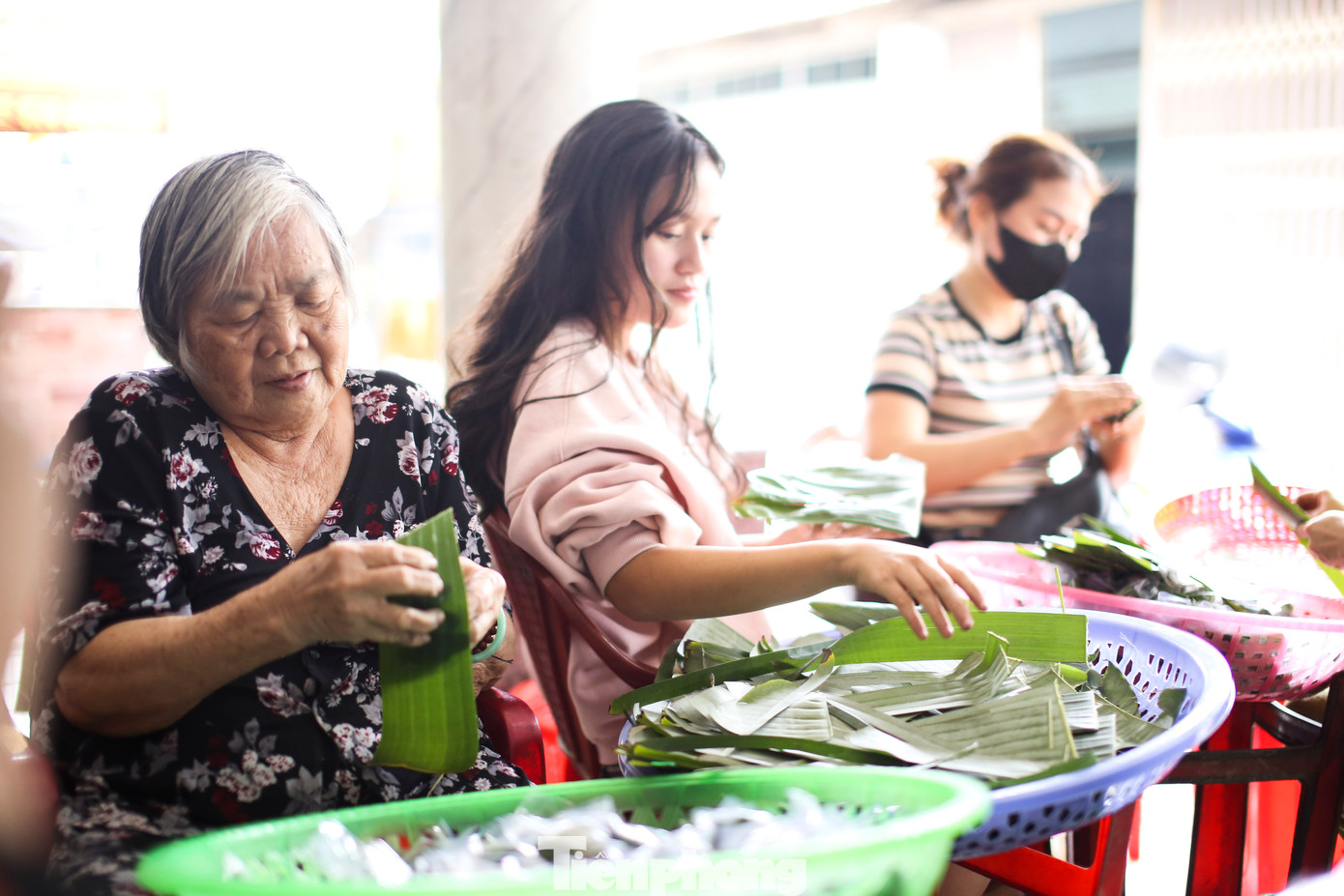 Bà Đào Thị Quyền nay đã 75 tuổi. Lấy chồng về xã Phước Lộc từ năm 19 tuổi, cũng từ đó bà gắn bó với nghề làm nem chả. Theo bà Quyền, trước đây, khu vực này là chợ huyện, rồi những người làm nem đầu tiên đặt tên nem Chợ Huyện để dễ nhớ, dễ tìm. Ảnh: Trương Định. Bà Đào Thị Quyền nay đã 75 tuổi. Lấy chồng về xã Phước Lộc từ năm 19 tuổi, cũng từ đó bà gắn bó với nghề làm nem chả. Theo bà Quyền, trước đây, khu vực này là chợ huyện, rồi những người làm nem đầu tiên đặt tên nem Chợ Huyện để dễ nhớ, dễ tìm. Ảnh: Trương Định.